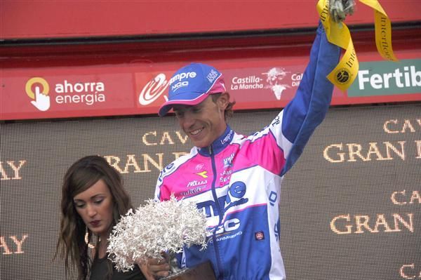 Cunego waves from the podium