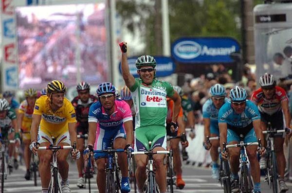 Robbie McEwen (Davitamon-Lotto) wins the sprint