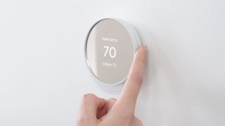 Bästa smarta termostat: En Nest Thermostat monterad på en vit vägg