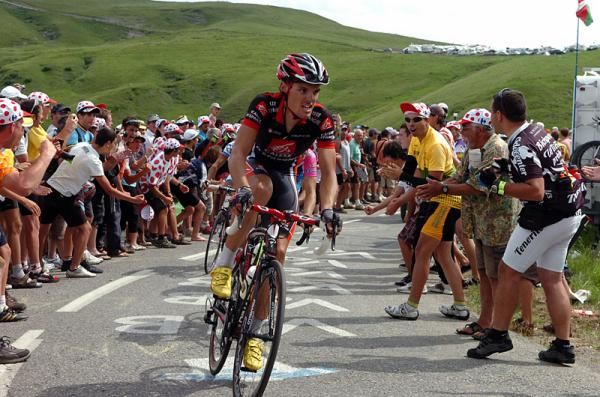 Luis Le&oacute;n S&aacute;nchez (Caisse d'Epargne) leads the break on the Col de la Madeleine.