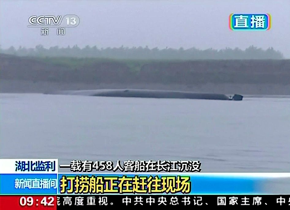 Hundreds feared dead in capsized Chinese cruise ship