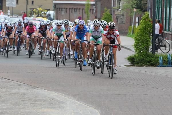 The bunch chases the three leaders