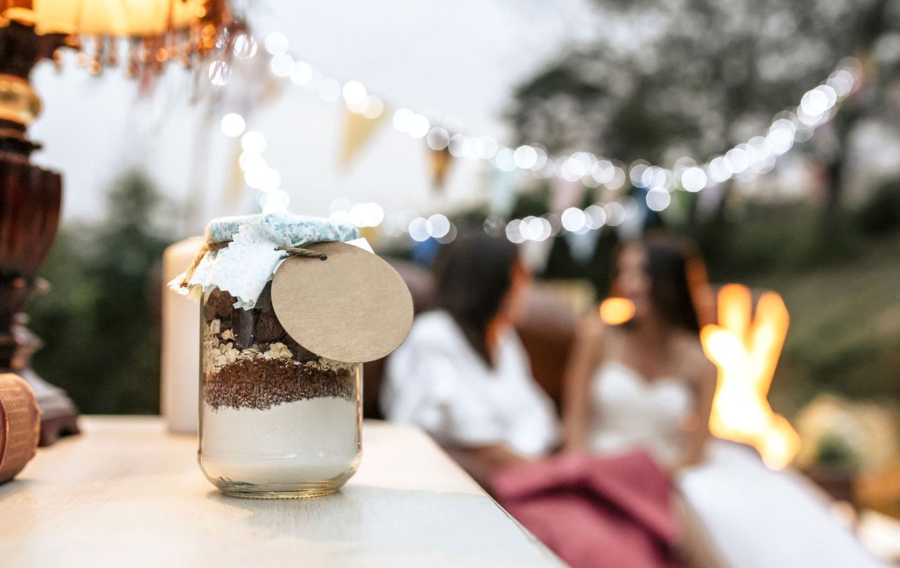 angry bride threatens to uninvite guests