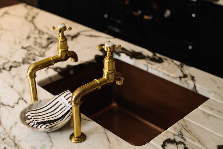 10 kitchen faucet trends for 2023 finishes, shapes, styles Livingetc