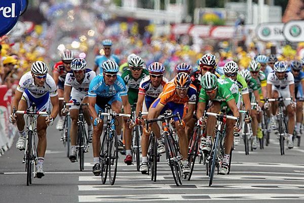 Oscar Freire (Rabobank) and Robbie McEwen (Davitamon-Lotto) come together just past the line.