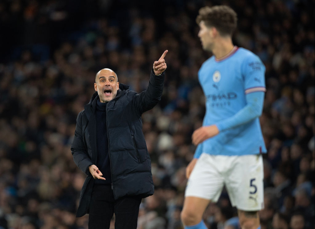 Pep Guardiola, manager del Manchester City, grida istruzioni a John Stones durante la partita della Premier League tra Manchester City e Tottenham Hotspur all'Etihad Stadium il 19 gennaio 2023 a Manchester, Regno Unito.