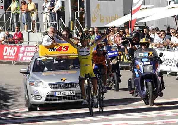 Leonardo Piepoli (Saunier Duval-Prodir) wins the stage ahead of Menchov.