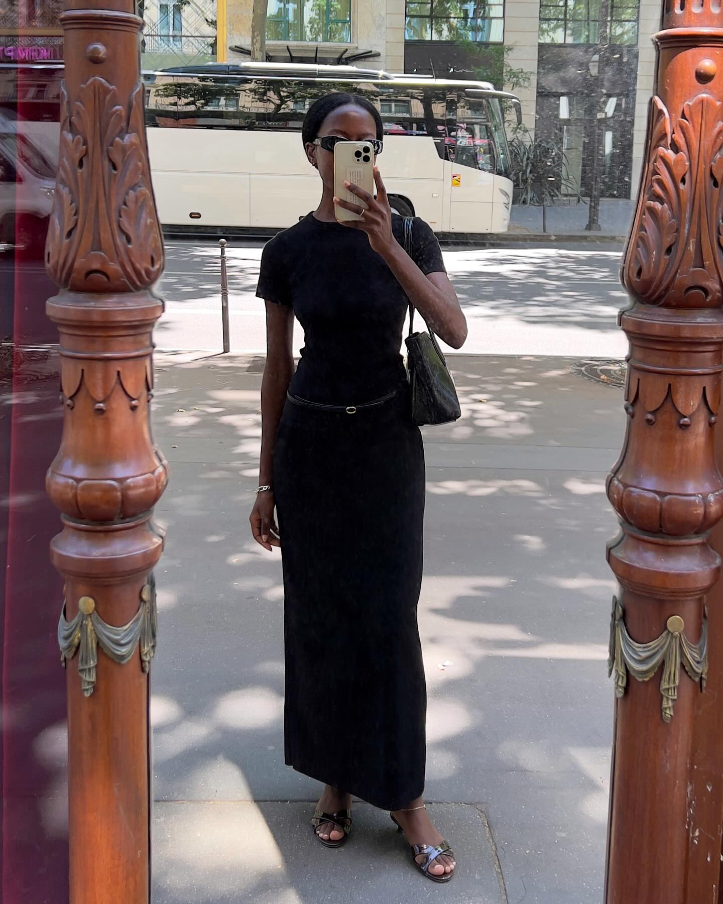 @sylviemus_Wear patent leather slider sandals, black long skirt and t-shirt