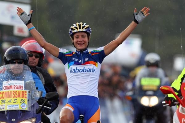 Marianne Vos (Rabo Women) celebrates victory in Plouay and the 2012 World Cup
