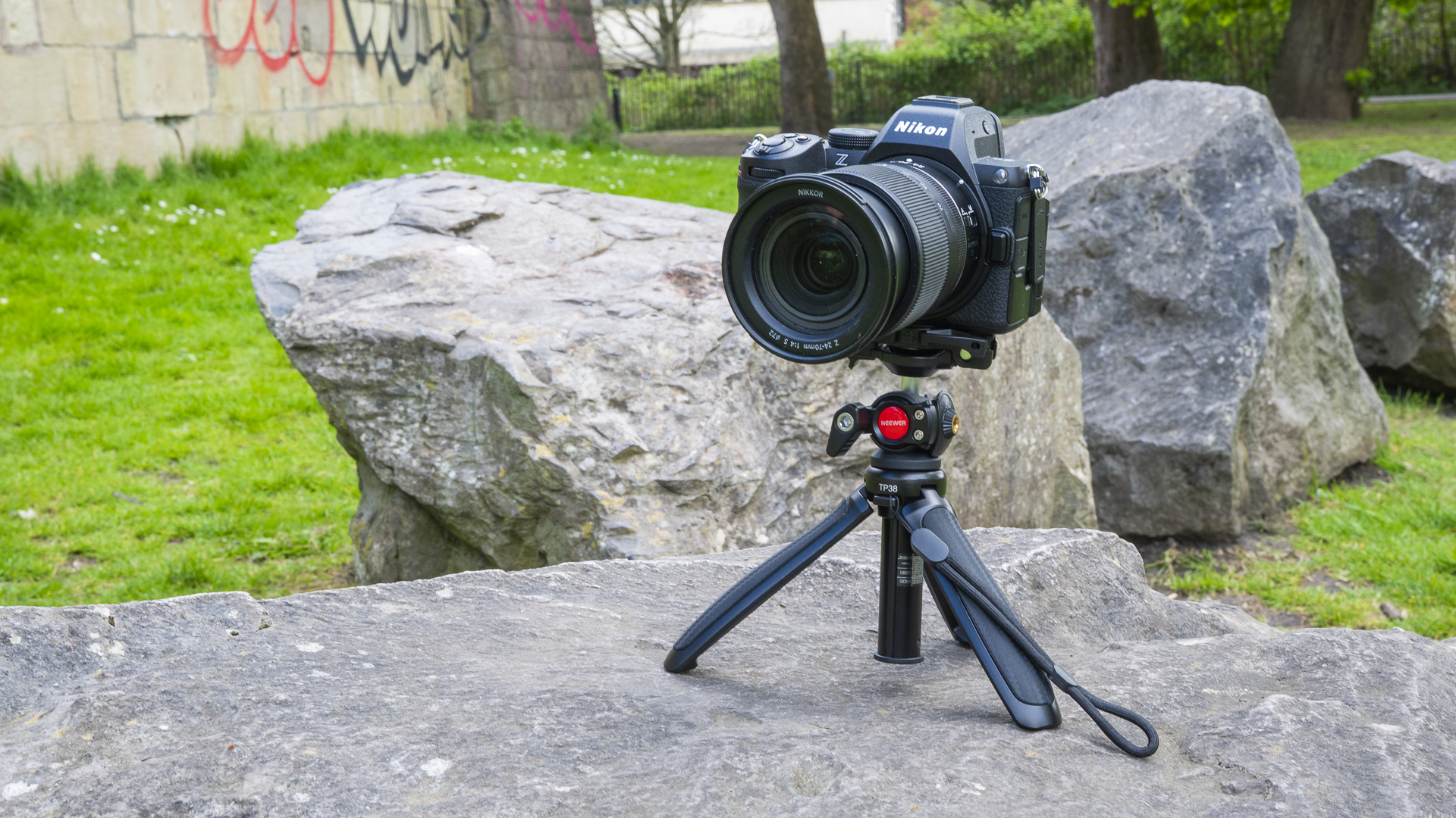 Neewer TP38 as camera tripod