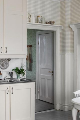 Elegant cream Scandinavian Kitchen with beige chequered wallpaper