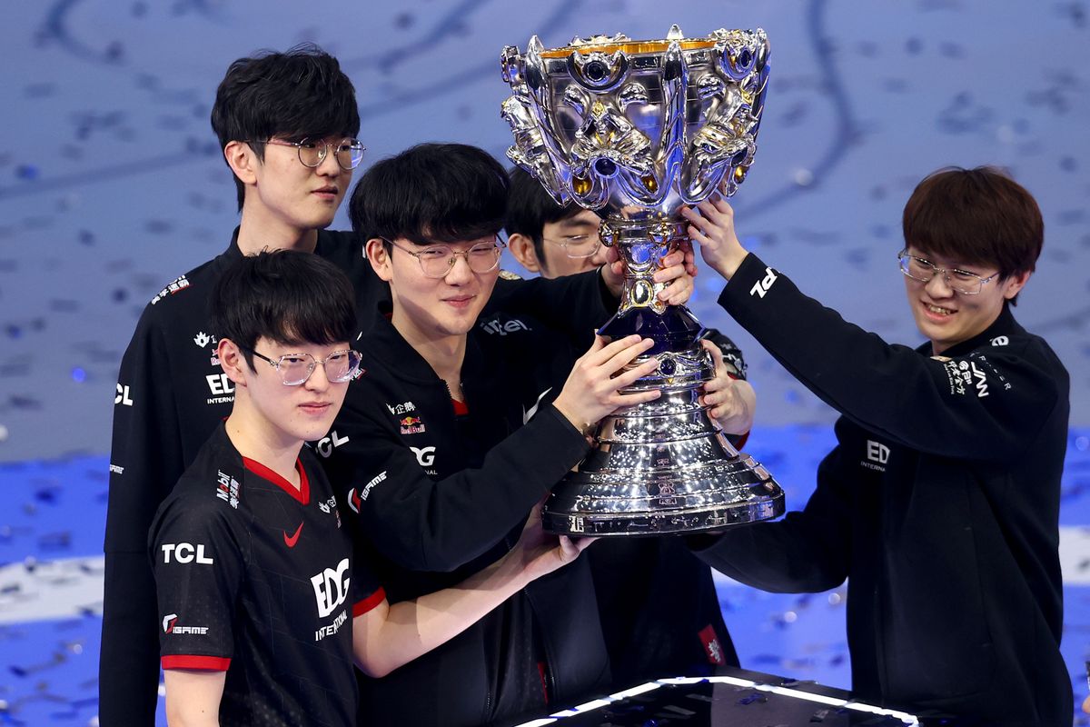 An image of the summoner&#039;s cup being hoisted at League of Legends Worlds 2021.