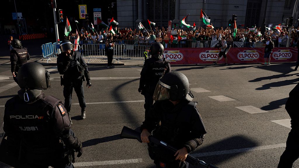 Police deploy as Pro-Palestinians protestors demonstrate during the 21st and last stage of the Vuelta a Espana 2025, a 101 km race between Alalpardo and Madrid, near Madrid&#039;s Cibeles fountain on September 14, 2025. The authorities have ramped up security for the Vuelta&#039;s final stage in Madrid, which was slightly shortened and will see 1,100 police officers deploy in the Spanish capital. (Photo by Oscar DEL POZO / AFP)