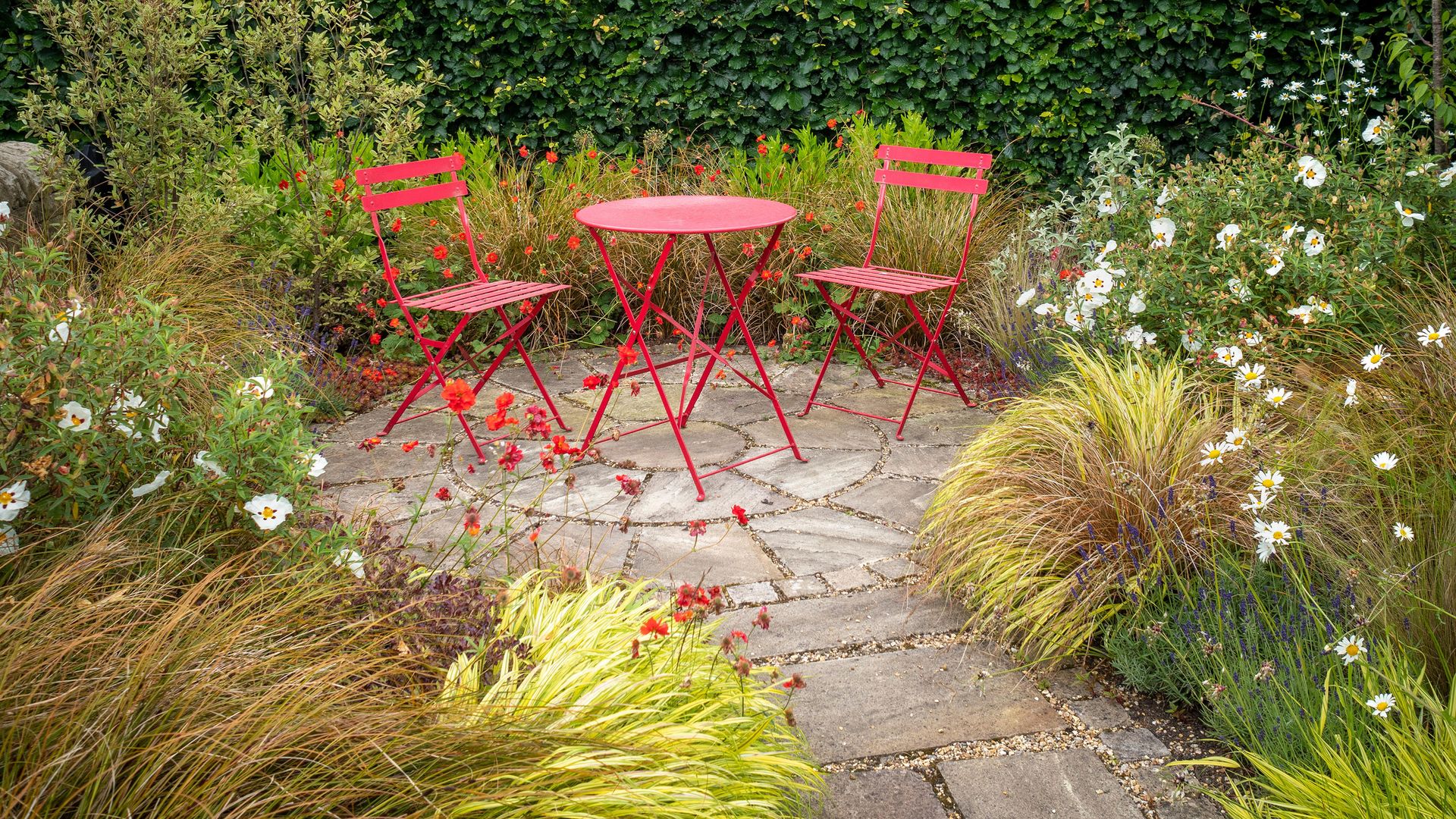 Circular patio ideas 14 ways to create a round seating area Gardeningetc