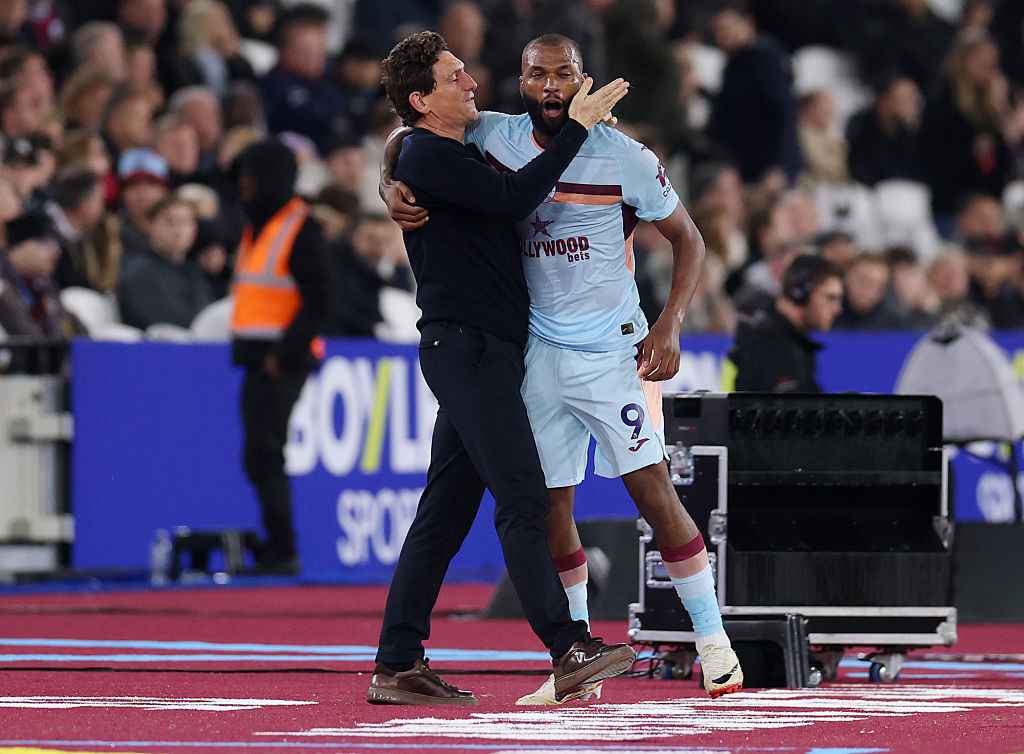 Igor Thiago of Brentford celebrates scoring his team&#039;s first goal with Keith Andrews, Manager of Brentford, during the Premier League match between West Ham United and Brentford at London Stadium on October 20, 2025 in London, England