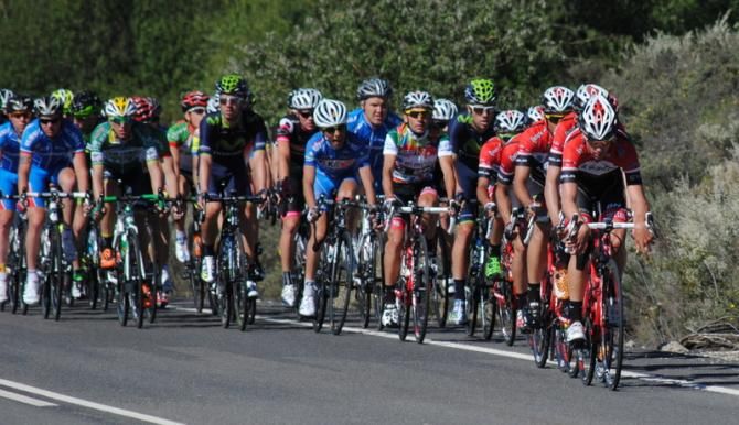 The pack, easy behind the Burgos-BH riders
