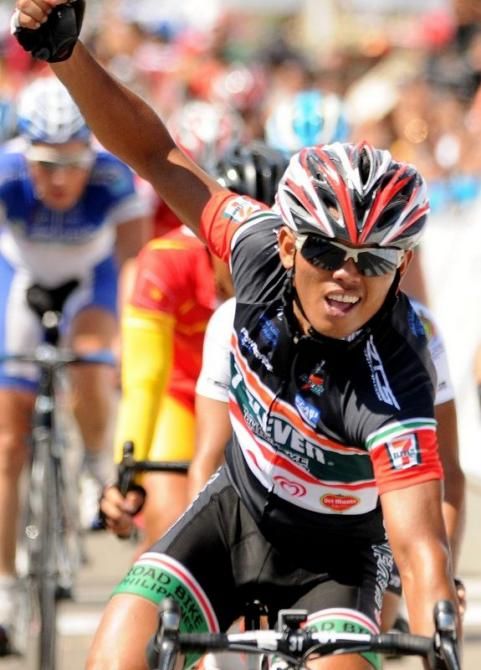 Ronnel Hualda (Team 7 Eleven Presented by Roadbike Philippines) takes the Stage 6 win at Tour de Singkarak