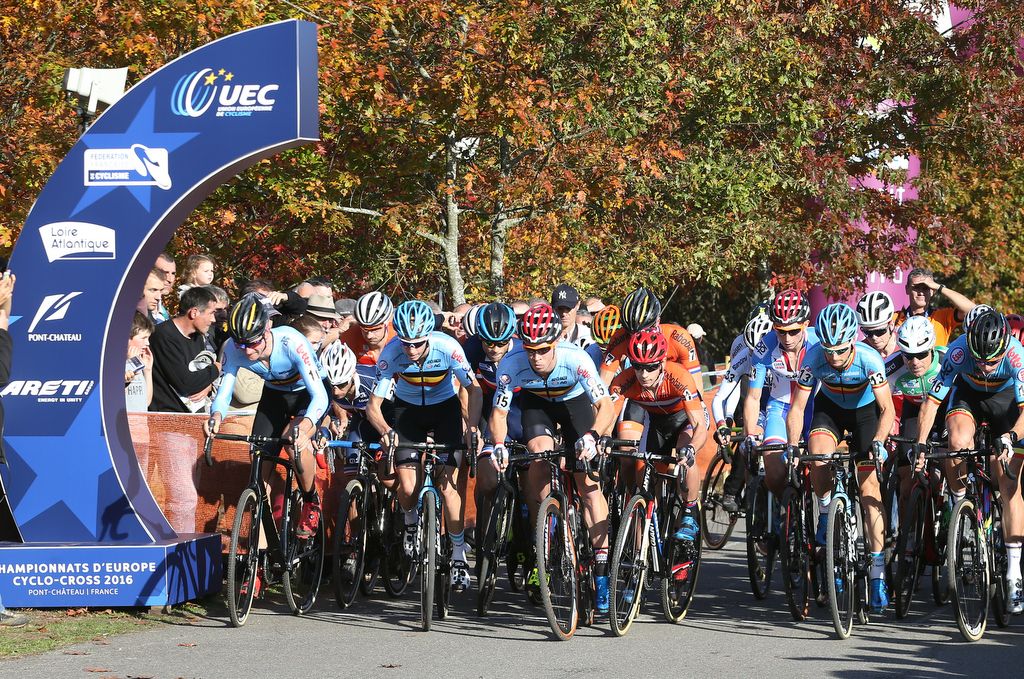 The elite men's race gets underway