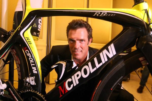 Cipollini poses with one of his time trial bikes
