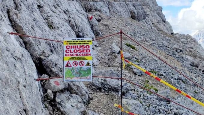 A trail closure sign on the Ferrata Berti