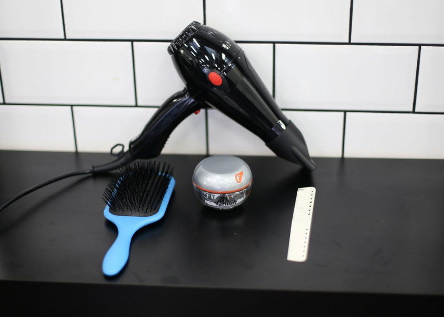 how-to-recreate-alex-turners-pompadour-at-home-by-yourself-1556697647-3mRB-column-width-inline