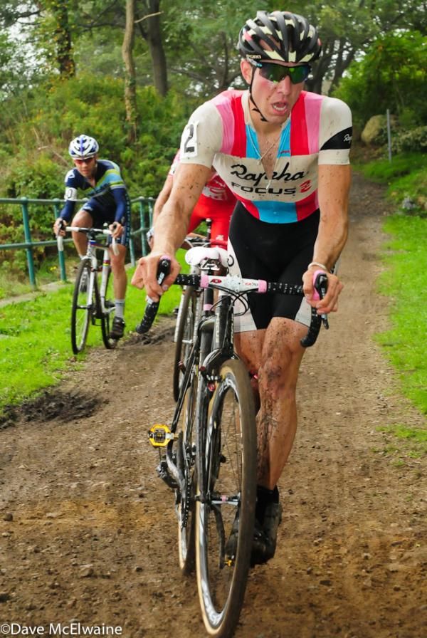 Jeremy Powers (Rapha-Focus) dismounting for the dirt run-up