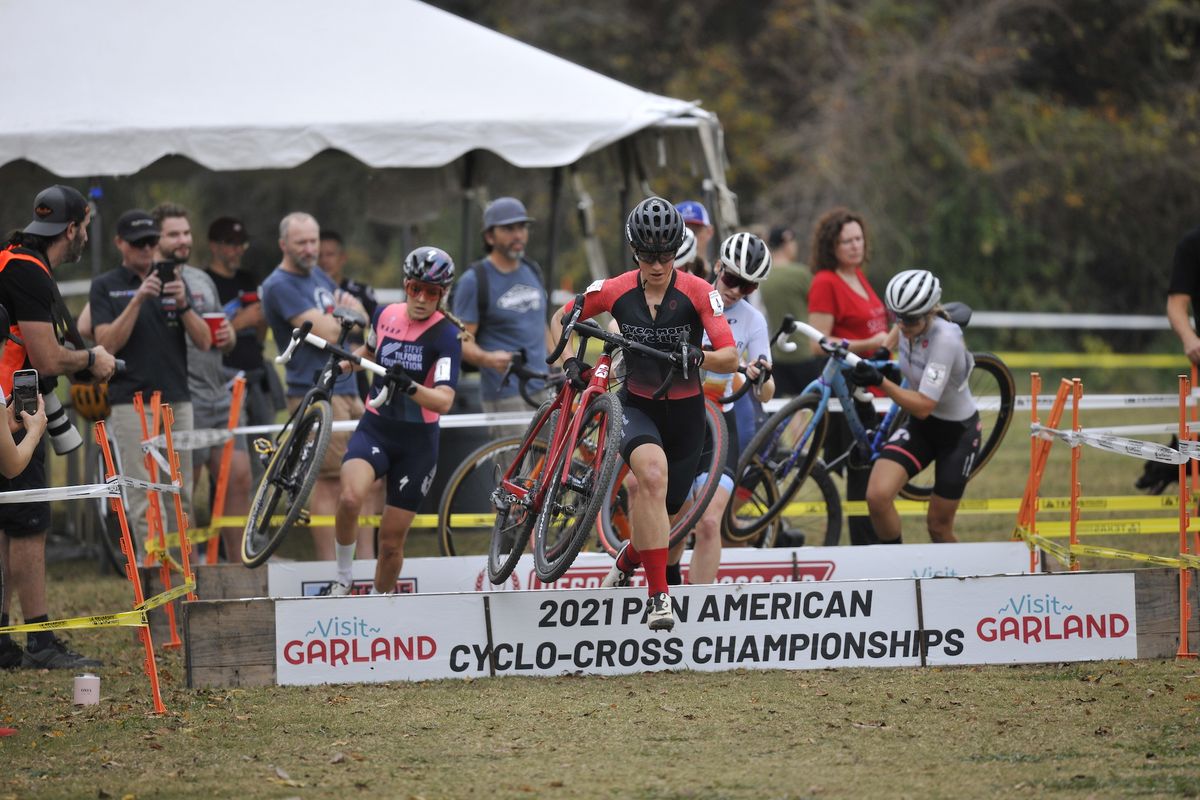 Hannah Arensman in lead group