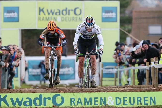 Peeters chases Nys across the logs