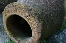 Tasting georgian wine