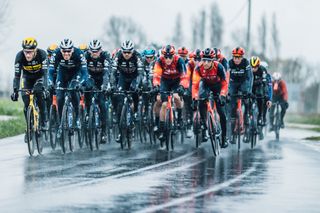 The peloton in the early rainy kilometres of Gent-Wevelgem 2023