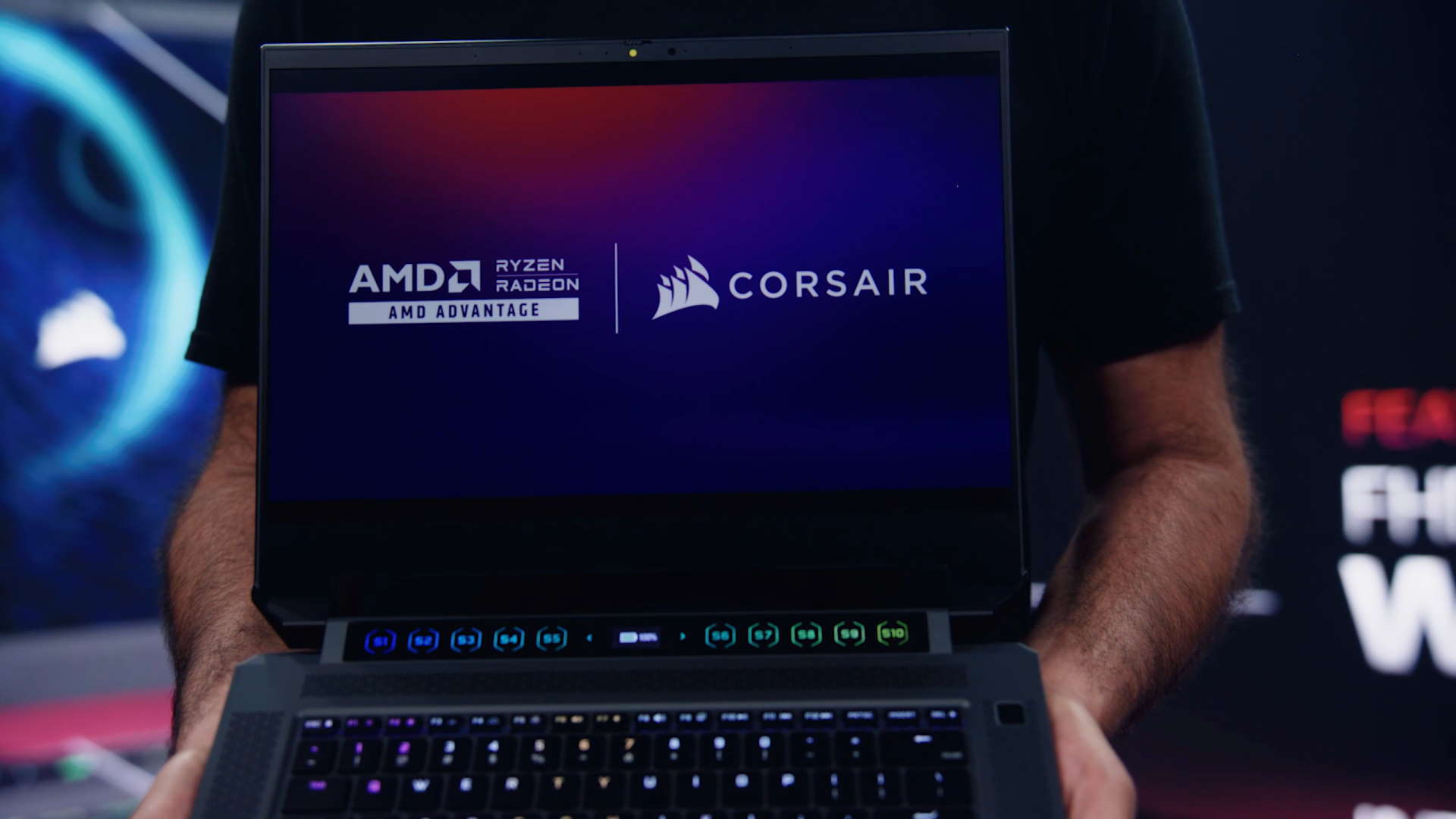 AMD'den Frank Azor, Corsair'in Voyager oyun dizüstü bilgisayarını gösteriyor