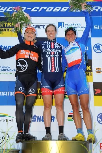 Katherine Compton (Rabobank - Giant Off-Road Team) flanked by Sanne Van Paassen (Brainwash Wielerploeg) and Katerina Nash (Luna Pro Team).