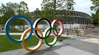 De olympiske ringe foran et stadion