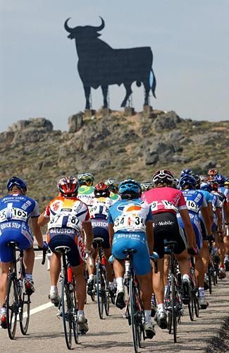 The peloton approaches a common Spanish landmark