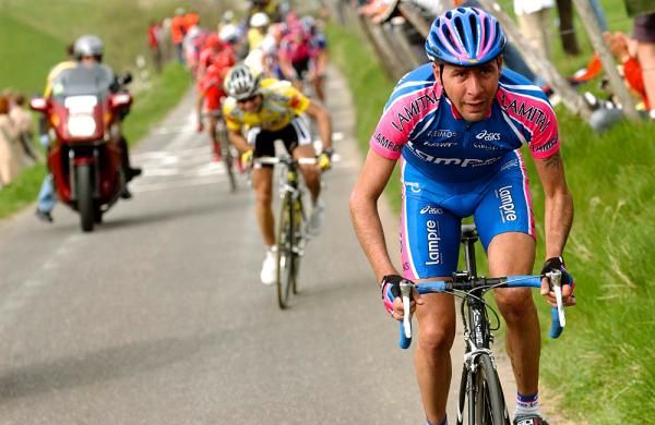 Francesco Casagrande on the attack in the 2003 Amstel Gold Race
