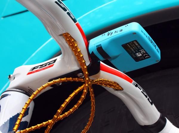 Alexandre Vinokourov's (Astana) SRM PowerControl 7 cleanly attaches to his FSA Plasma integrated bars using the dedicated mount.