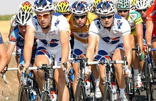 Fran&ccedil;aise des Jeux ride near the front, protecting race leader Bradley McGee (C).