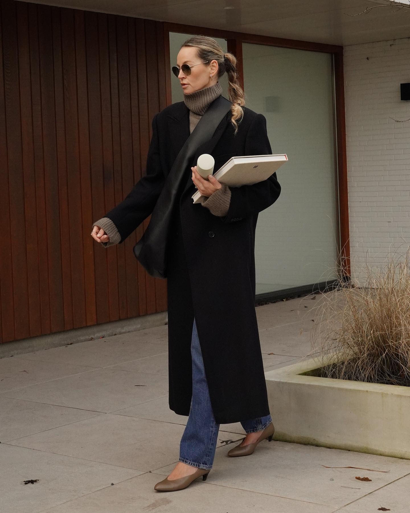 @anoukyve wearing a popular shoe color with cigarette jeans.