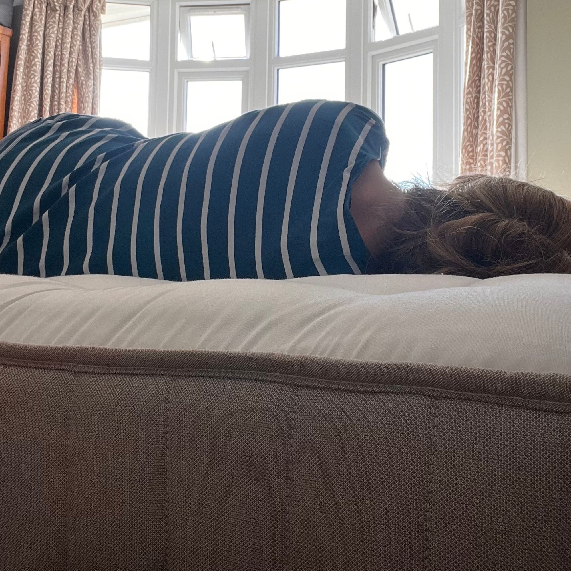 simba natural hybrid source with reviewer sleeping on side