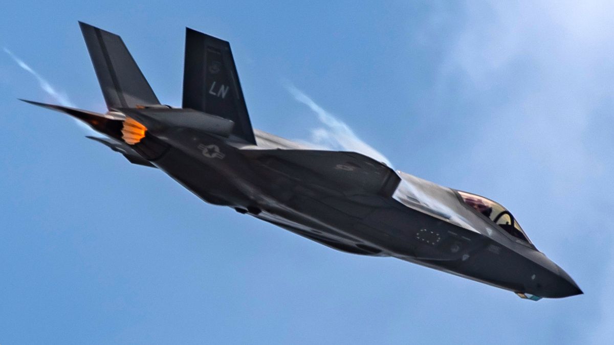 Pilot’s 50-minute in-flight conference call with tech support failed to avert $200 million F-35 fireball — pilot ejected and suffered only minor injuries