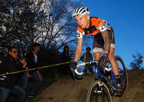 Local Derek Hardinge stays with the chase group to finish 10th.