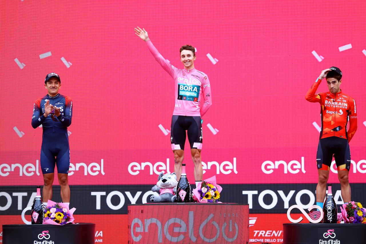 Jai Hindley on the podium of the 2022 Giro d&#039;Italia