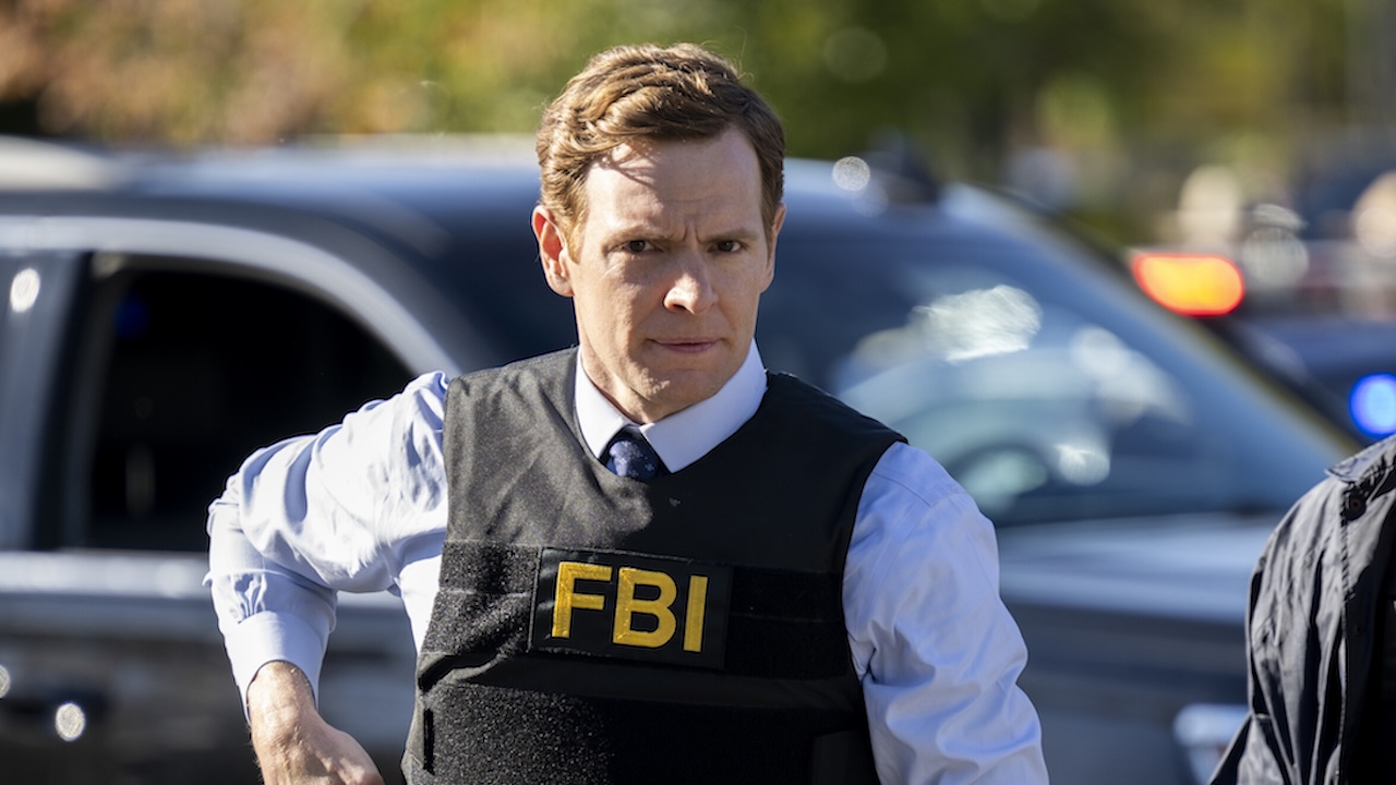 CBS CIA シーズン 1 で武器を構えるビル・グッドマン捜査官