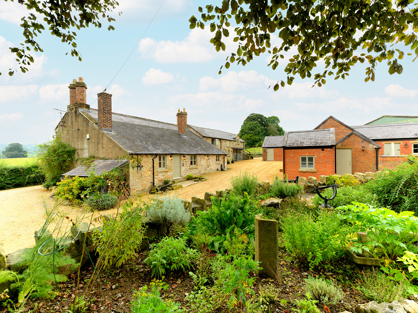 Gerddi-Duon Farm - house and barn