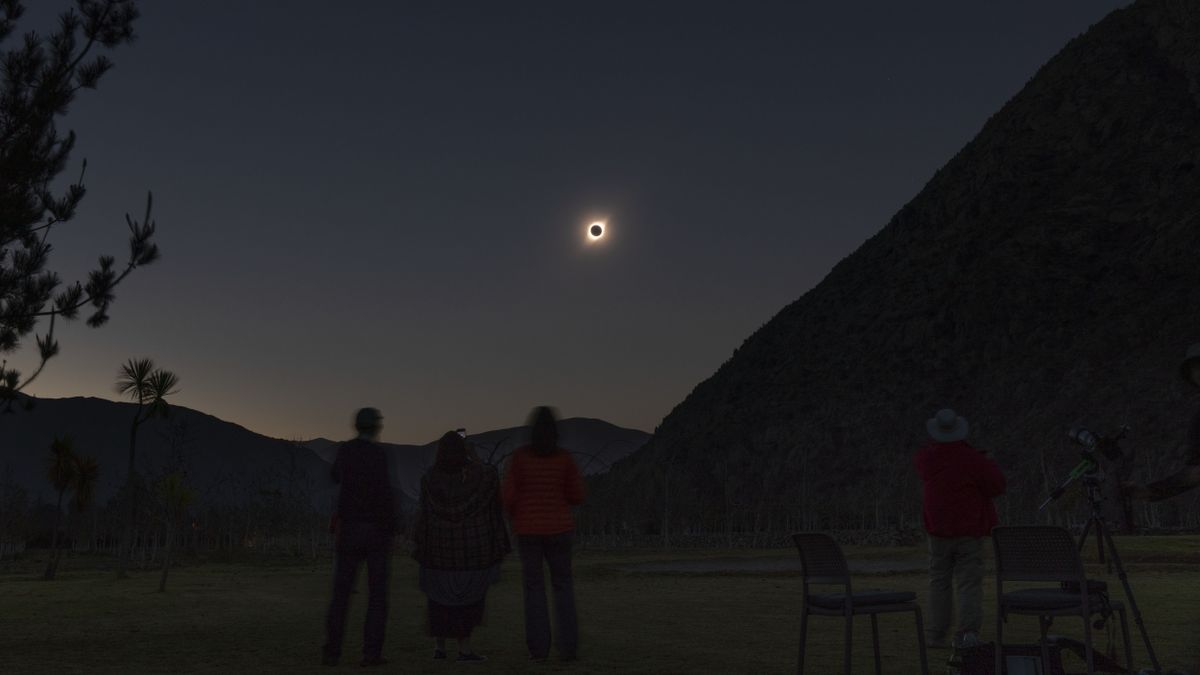 People watch the total solar eclipse from El Molle, Chile, on July 2, 2019. - Tens of thousands of tourists braced Tuesday for a rare total solar eclipse that was expected to turn day into night along a large swath of Latin America&#039;s southern cone, including much of Chile and Argentina. 