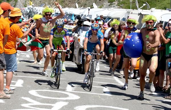 Pellizotti and Fedrigo pass the Aussie corner on the Tourmalet.