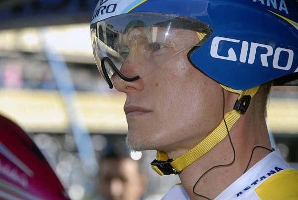 Alexander Vinokourov (Astana) concentrates before the start.