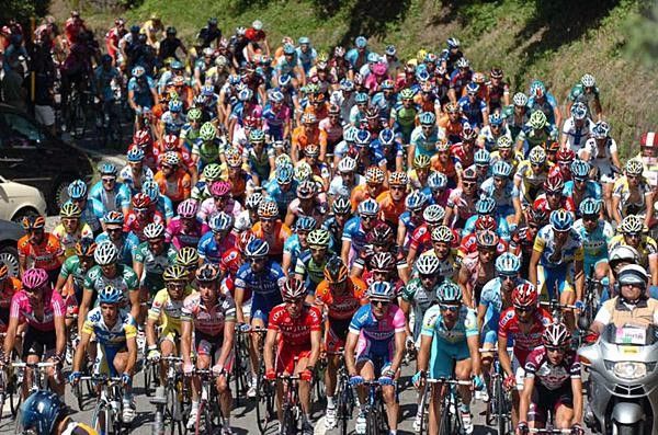 The peloton grinds its way up the Passo del Cerreto.