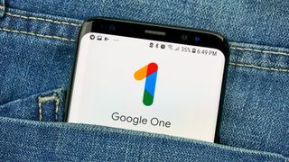 Google One-appen på en mobil i en jeanslomme.