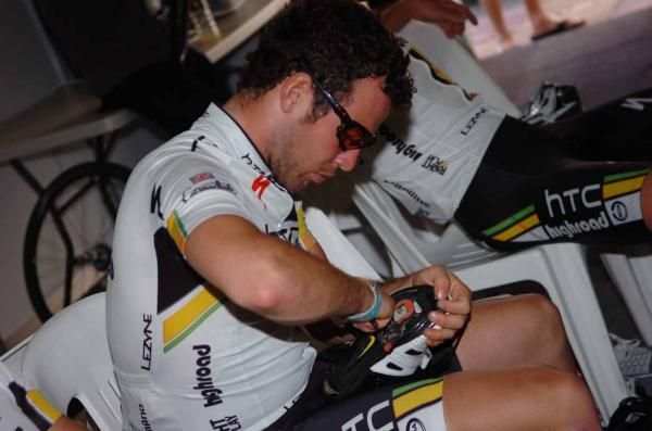 Mark Cavendish (HTC-Highroad) adjusts his cleats.